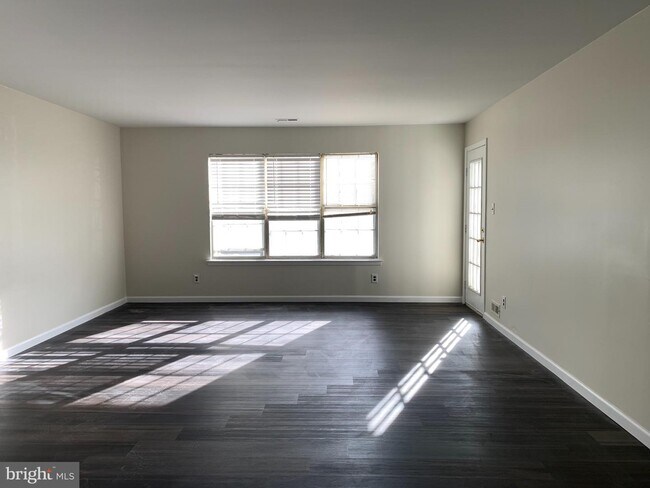 Building Photo - 317A Delancey Pl