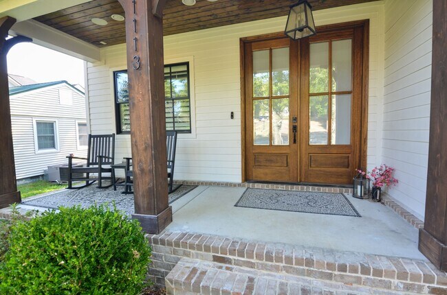 Foto del edificio - Fully Furnished in Downtown Franklin