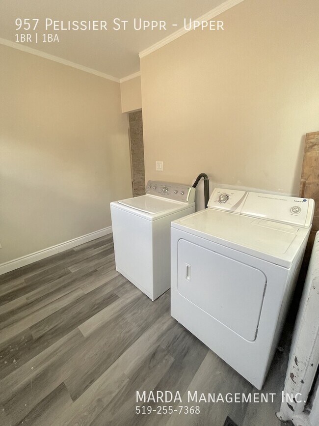 Photo du bâtiment - MODERN 1 BED/1 BATH UPPER UNIT - DOWNTOWN PLUS HYDRO & GAS