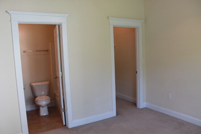 Building Photo - Two Bedroom Near Downtown Available!