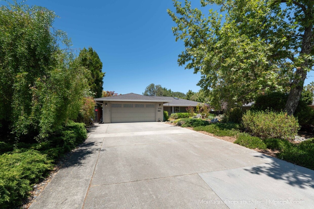 Beautiful, meticulously updated and maint... - Beautiful, meticulously updated and  maint...