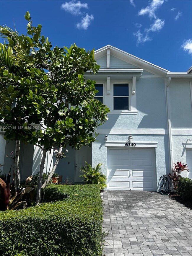 Foto del edificio - 6349 Topsail Dr