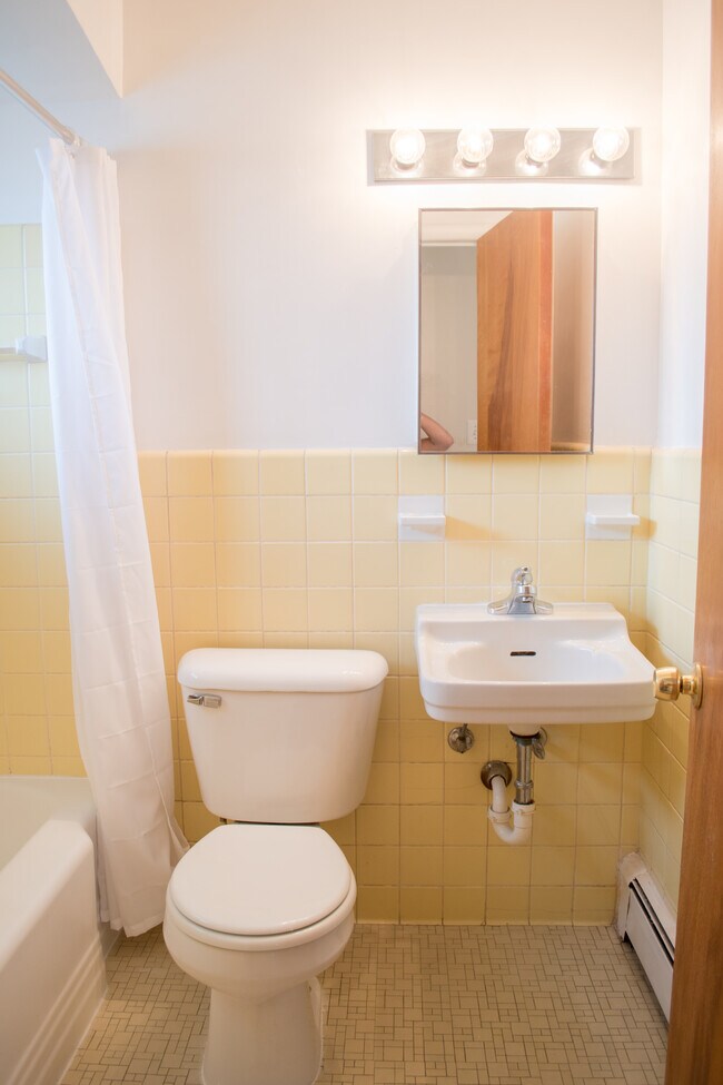 Foto del edificio - 4304 13 Mile Rd