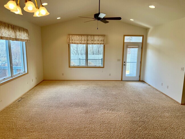 Foto del edificio - Charming 3 Bed 2 Bath Single Family Home W/ Attached Garage and Private Patio!