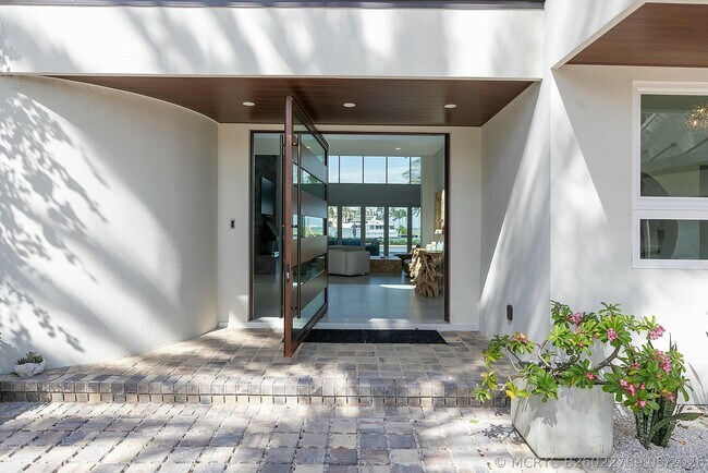 Building Photo - 6879 SE South Marina Way