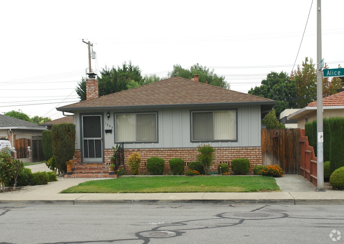 Building Photo - 1203-1205 Alice Dr
