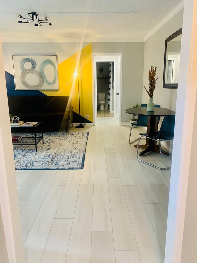 Building Photo - 300 W Peachtree St NW