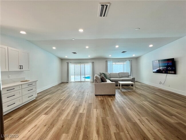 Foto del edificio - 6191 Bullion Blvd
