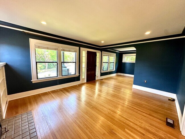 Building Photo - Meticulous Maintained home in the heart of...