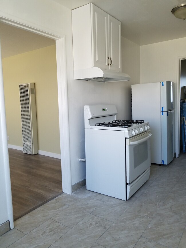 Gas Stove - 20837 Garden Ave