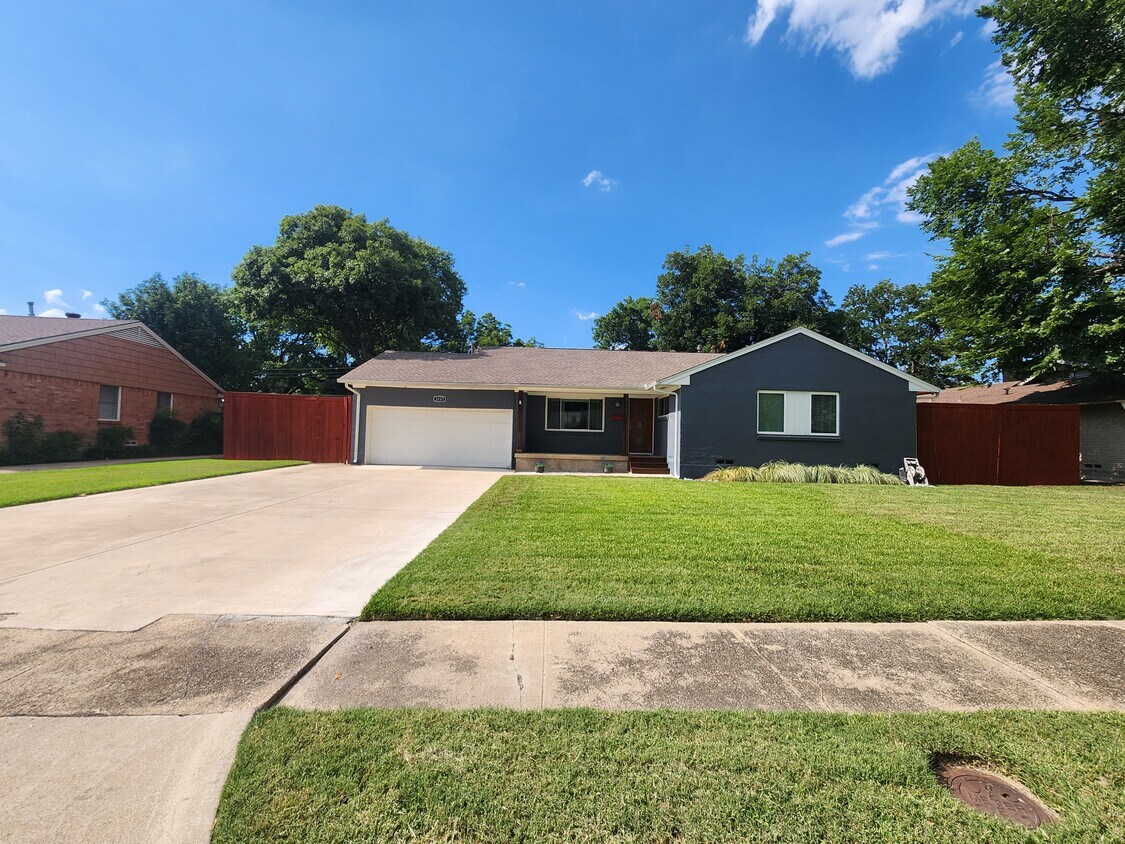 Primary Photo - 3221 Latham Dr