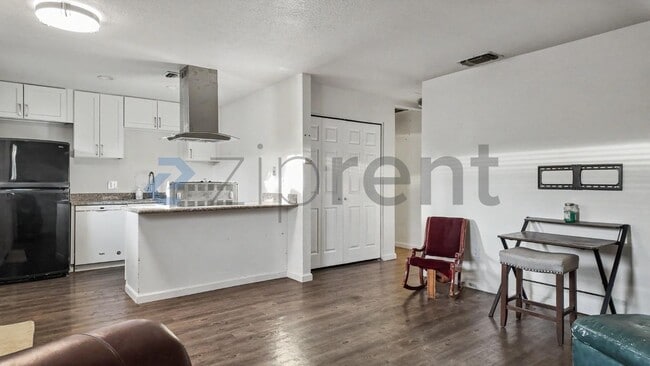 Building Photo - Unit D