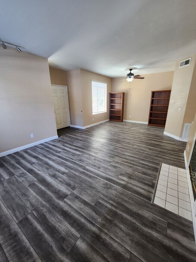 Building Photo - Gorgeous & Spacious 3Bd/2.5Ba, 1,679 SqFt,...