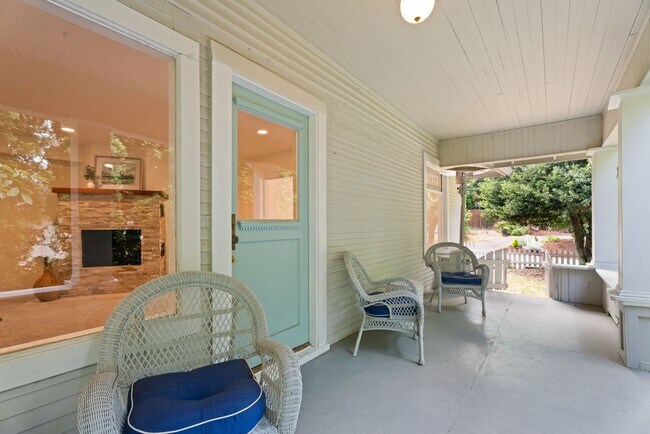 Building Photo - Beautiful 3,485 SqFt Home with Updated Kitchen & Modern Finishes