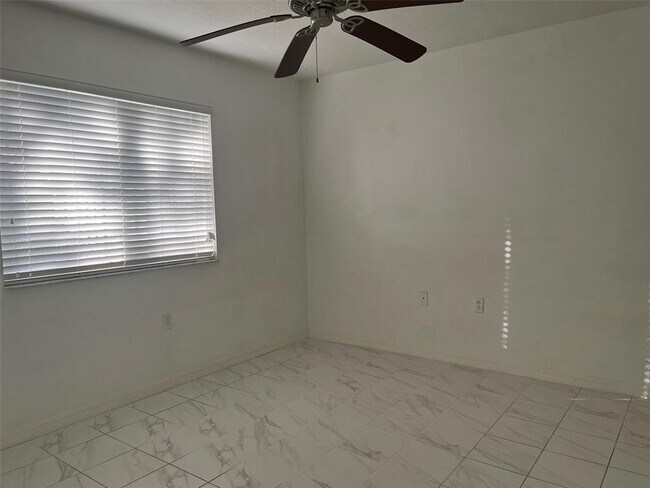 Foto del edificio - 2200 NW 78th Ave