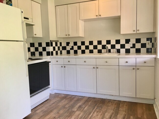 Foto del edificio - Adorable Roseway 3 Bedroom + Bath Bungalow...