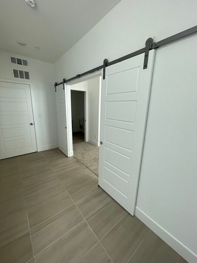 Foto del edificio - 530 W. Mahogany Lane