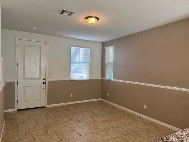 Building Photo - Beautiful 3/2.5 near Clovis East