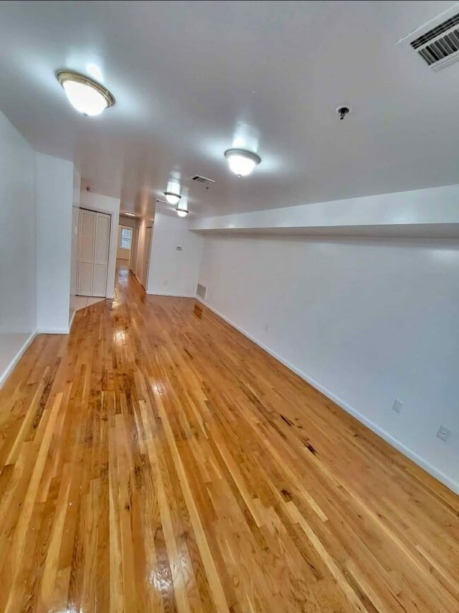 Foto del edificio - 12 Bergen Ave