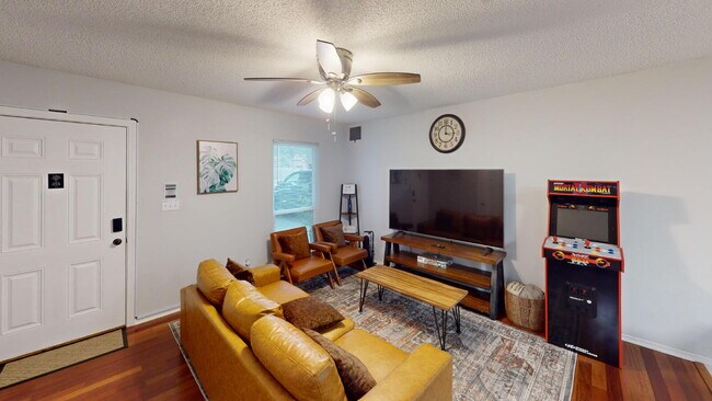 Foto del edificio - 3900 Baywoods Dr