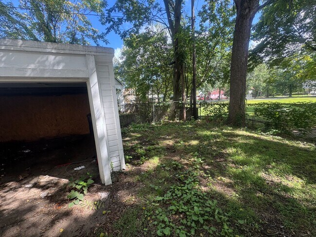 Building Photo - 14221 Glenside Rd