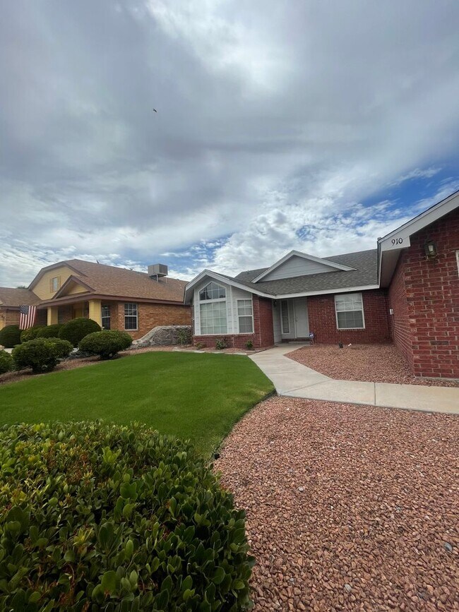 Building Photo - Beautiful 3 Bedroom/2 Bath home located of...