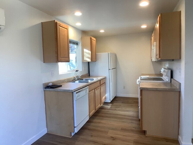 Building Photo - One bed/One bath cottage in East Medford | Available Now