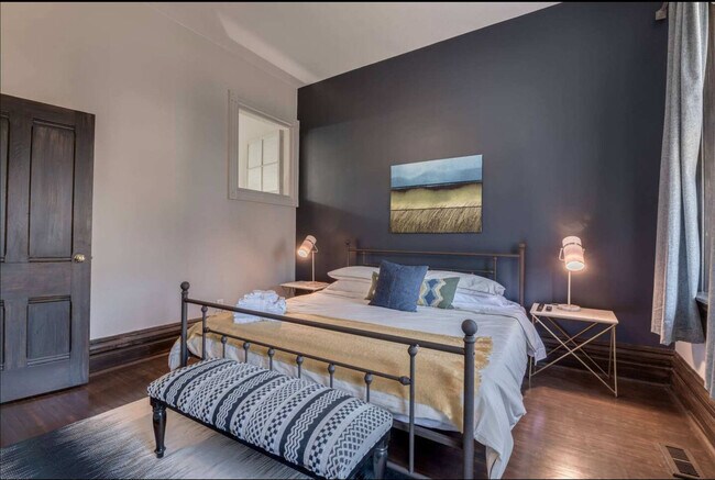 Building Photo - 246 Queen St E