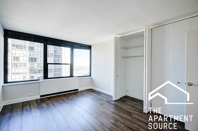 Foto del edificio - 1560 N Sandburg Terrace