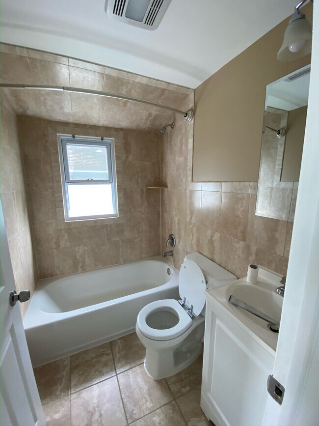 Full Bathroom - 72 Spring St