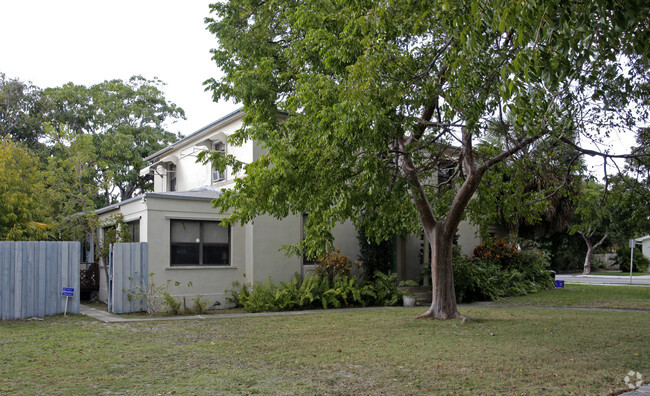Building Photo - 3015 Poinsettia Ave