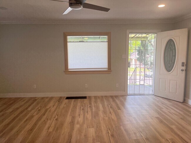 Building Photo - Beautifully Remodeled 2 Bed House for Rent...