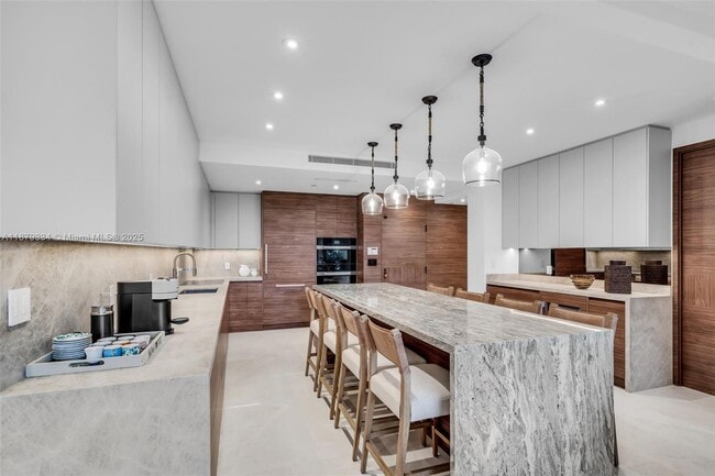 Building Photo - 251 Crandon Blvd