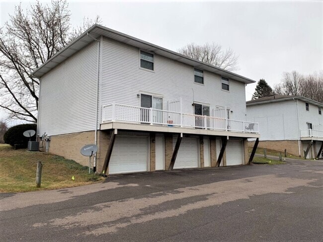 Foto del edificio - Large Two Bedroom Townhouse with Garage in...