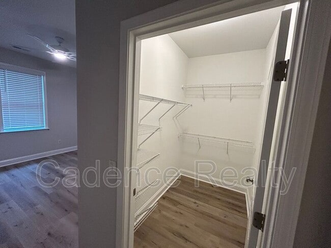 Foto del edificio - 4904 Maple Ave