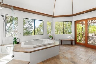 Building Photo - 1100 Bayhills Dr