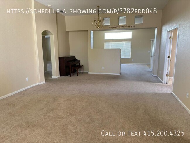 Building Photo - Spacious House in Elk Grove!