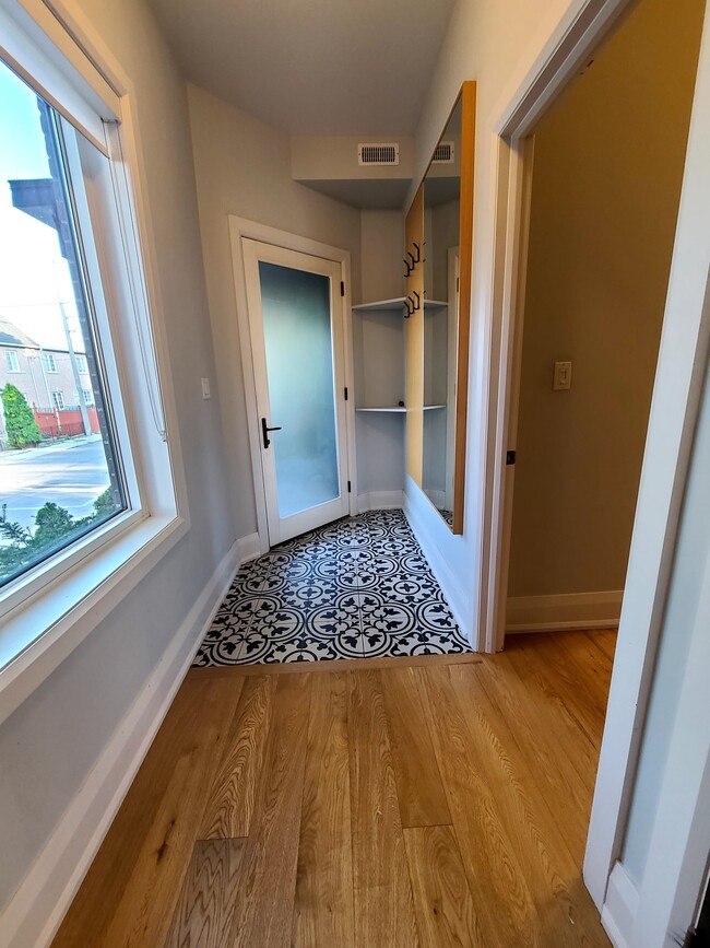 Building Photo - 2-Bed 1-Bath - Fresh & Modern Ground Floor ApT