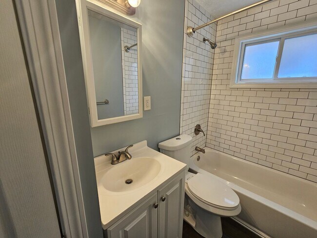 Foto del edificio - 2 bedroom 1 bath top floor apartment locat...