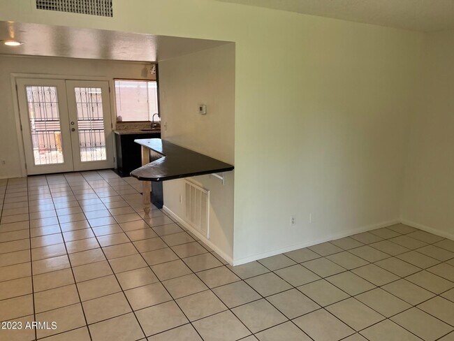 Building Photo - 4302 W Solano Dr S