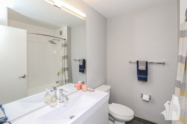 Building Photo - 1 br, 1 bath Condo - 2631 N Clark 1203