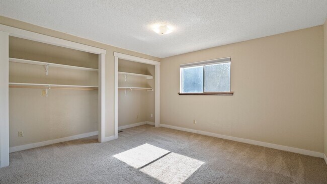 Building Photo - Charming 4-Bedroom Home with Garden – Avai...