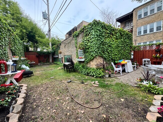 Foto del edificio - 2050 W Farwell Ave