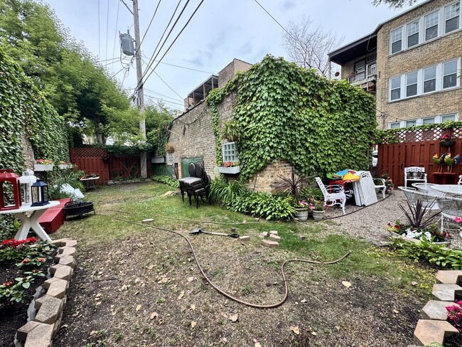 Building Photo - 2050 W Farwell Ave