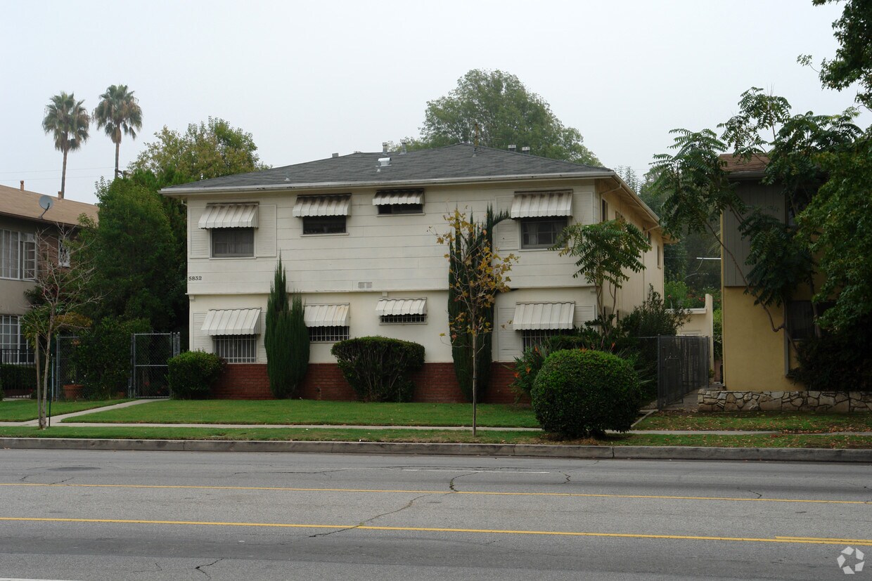 Foto del edificio - 5832 Woodman Ave