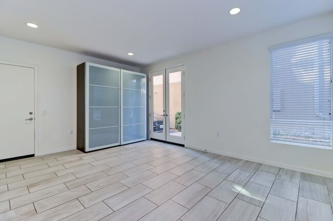 Foto del edificio - Contemporary Multi-Level Townhouse with Ro...