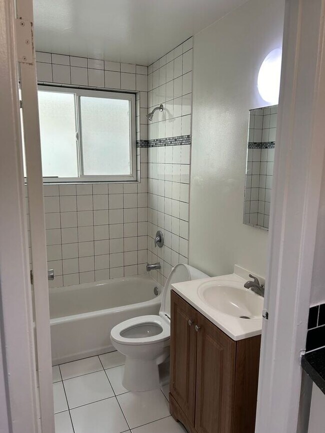 Foto del edificio - WONDERFULLY LOCATED DWNSTRS 1BD 1BA STUDIO IN OLD TOWN SEAL BEACH!