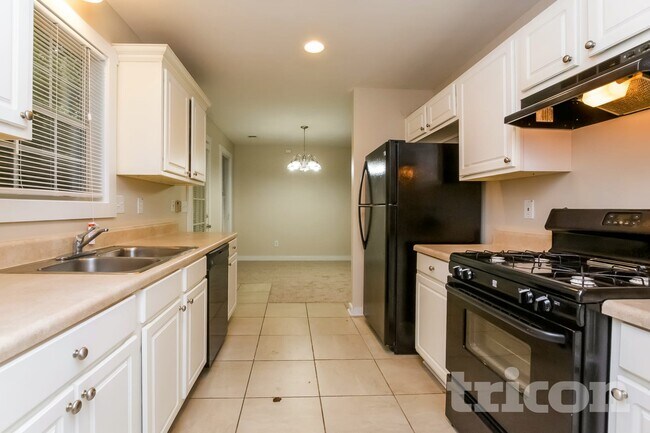 Foto del edificio - 1048 Whispering Woods Dr