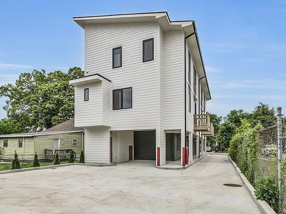 Foto del edificio - Modern Luxury Meets Everyday Comfort | 2025-Built 2BR Townhome | Near Southside Living