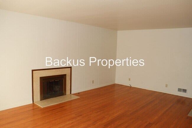 Foto del edificio - Wonderful three bedroom home in Monterey Park area of South Salinas